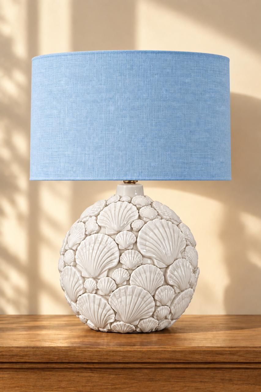 Lámpara esférica de cerámica blanca cubierta de conchas en relieve, con pantalla azul claro